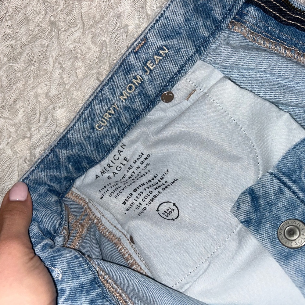 American Eagle Outfitters Light Blue Distressed Curvy Fit Mom Jeans - Picture 5 of 5